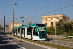 Straßenbahn Barcelona Tram Alstom Citadis 302 der Trambaix nahe der Station Can Rigal