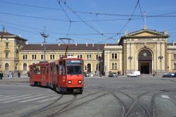 Tram Belgrad / Beograd Serbien Straßenbahn CKD Tatra KT4YU vor dem ehemaligen Hauptbahnhof Beograd Glavna