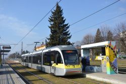 Straßenbahn AnsaldoBreda Sirio der Stadtbahn / Tram Bergamo Italien nahe der Haltestelle Nembro Saletti