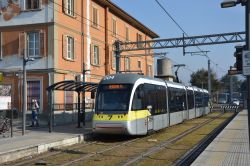 Straßenbahn AnsaldoBreda Sirio der Stadtbahn / Tram Bergamo Italien in der Endhaltestelle Albino