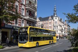 Berliner Doppeldeckerbus vom Typ Enviro 500 von Alexander Dennis an der Kaisereiche