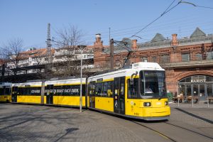 Straßenbahn Berlin GT6N am S-Bahnhof Hackescher Markt