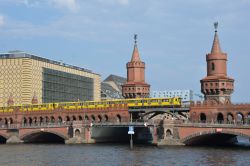 Zug der Berliner U-Bahn Baureihe Hk als Linie U1 auf der Oberbaumbrücke