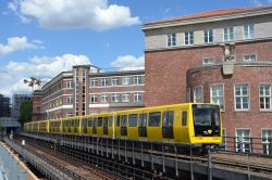 Berliner U-Bahn Zug der Baureihe Ik zwischen Gleisdreieck und Mendelssohn-Bartholdy-Park