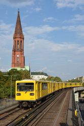 Berliner U-Bahn Zug der Baureihe G (Gisela) auf der Linie U1 am Görlitzer Bahnhof