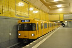 Berliner U-Bahn Typ F90 im U-Bahnhof Hermannplatz