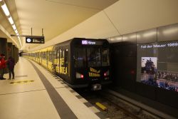 H-Zug der Berliner U-Bahn (mit Beklebung Berlin tief verbunden) im U-Bahnhof Brandenburger Tor