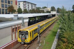 H-Zug der Berliner U-Bahn in der Station Hellersdorf