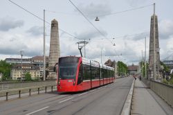 Straßenbahn Siemens Combino Tram Bern auf der Kornhausbrücke über die Aare vor der Haltestelle Zytglogge