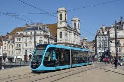 Straßenbahn CAF Urbos 3 Tram Besancon in der Fußgängerzone mit Kirche Eglise Sainte-Madeleine