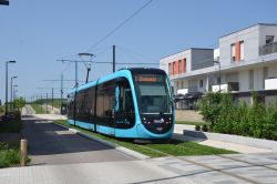 Straßenbahn CAF Urbos 3 Tram Besancon auf Rasengleis nahe der Universitätsklinik an der UFR Médecine