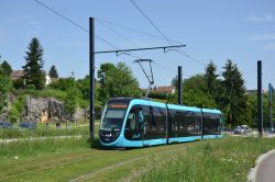 Straßenbahn CAF Urbos 3 Tram Besancon auf Rasengleis zwischen den Haltestellen Malcombe und Micropolis