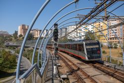 U-Bahn Bilbao Metro Linie L2 auf der Brücke an der Station Urbinaga