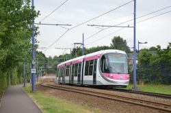 Stadtbahn Birmingham Tram West Midlands Metro CAF Urbos 3 nahe der Station Priestfield