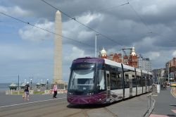 Straßenbahn Blackpool Tram Bombardier Flexity Outlook 2 am Blackpool Cenotaph 