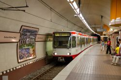 Stadtbahn Bochum U-Bahn Bogestra B-Wagen in der unterirdischen Station Bochum Rathaus Nord