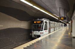 Stadtbahn Bochum U-Bahn Bogestra Stadler Tango auf der U35 in der Tunnelstation Deutsches Bergbau-Museum