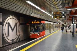 Stadtbahn Bonn U-Bahn SWB K5000 Bombardier Flexity Swift in der Tunnelhaltestelle Bonn Hauptbahnhof