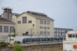 Straßenbahn Citadis Tram Bordeaux Frankreich im Hafengebiet nahe der Haltestelle Bassins à Flot