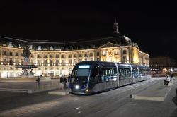 Straßenbahn Citadis Tram Bordeaux Frankreich Nachtaufnahme in der Altstadt am Place de la Bourse