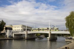 Straßenbahn Brandenburg Havel Tram CKD Tatra KT4D auf der Jahrtausendbrücke über den Fluss Havel