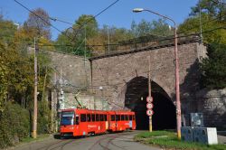 Straßenbahn Bratislava Tram CKD Tatra K2 am Tunnelportal des Burgbergtunnels