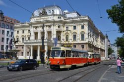 Straßenbahn Bratislava Tram CKD Tatra T3 in der Altstadt von Bratislava vor dem slowakischen Nationaltheater