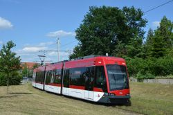 Straßenbahn Braunschweig Tram Solaris Tramino vor dem Bahnhofsgebäude Braunschweig Hauptbahnhof