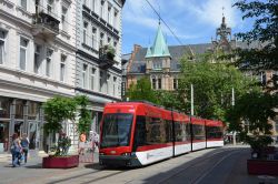 Straßenbahn Braunschweig Tram Solaris Tramino in der Braunschweiger Fußgängerzone bei der Haltestelle Friedrich-Wilhelm-Straße