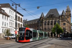 Straßenbahn BSAG Bremen Tram Siemens Avenio Nordlicht am Alten Gerichtshaus (Bremer Landgericht) vor der Haltestelle Domsheide 