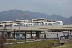 Zug der U-Bahn / Metro Brescia auf der Brücke bei der Haltestelle Sanpolino