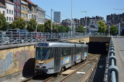 Straßenbahn Brüssel Bruxelles Tram PCC an einer Tunneleinfahrt zur Premetro