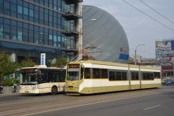 Straßenbahn Bukarest Bucuresti Tram Bucur Low Floor mit Citelis Obus vor der Kuppel des IMAX am Bulevardul Iuliu Maniu