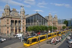 Straßenbahn Budapest Tram Siemens Combino Supra vor dem Bahnhof Nyugati palyaudvar