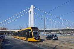 Straßenbahn Budapest Tram CAF Urbos 3 am Donauufer mit Elisabethbrücke