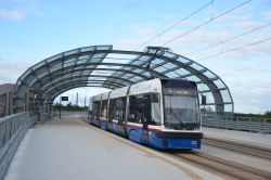 Straßenbahn Bromberg Bydgoszcz Tram Pesa Swing an der Haltestelle Dworcec Wschod mit moderner Überdachung