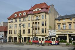 Straßenbahn Bromberg Bydgoszcz Tram Konstal 805Na in der Altstadt an der Haltestelle Dworcowa