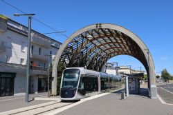 Straßenbahn Citadis 302 Tram Caen an der Endstation Ifs Jean Vilar mit Bahnsteighalle