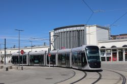 Straßenbahn Citadis 302 Tram Caen vor dem Bahnhofsgebäude von Caen