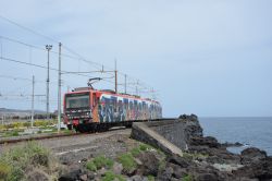 U-Bahn Catania Metro mit Mittelmeer am Bahnhof Catania