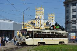 Straßenbahn Charkiw Tram UKWS KTM-19 / 71-619KT vor dem Bahnhof