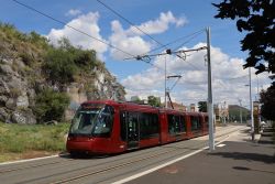 Straßenbahn Tram Clermont-Ferrand Translohr STE 4 mit Felswand an der Station Margeride