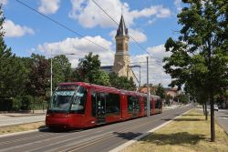 Straßenbahn Tram Clermont-Ferrand Translohr STE 4 mit Kirche Église Saint-Jacques le Majeur nahe der Station St Jacques Loucheur