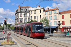 Straßenbahn Tram Clermont-Ferrand Translohr STE 4 mit Brunnen an der Station Montferrand La Fontaine