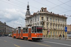 Tram Cluj-Napoca Rumänien Straßenbahn CKD Tatra KT4D aus Berlin in der Alstadt mit alten Stadthäusern bei der Haltesetelle Horea