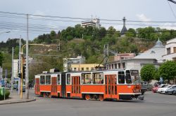 Tram Cluj-Napoca Rumänien Straßenbahn CKD Tatra KT4D aus Berlin mit Heldendenkmal nahe der Station Emil Isac