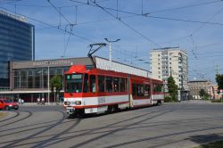 Straßenbahn Cottbus Tram CKD Tatra KT4D KTNF6 vor der Cottbuser Stadthalle