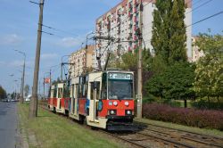 Straßenbahn Tschenstochau Czestochowa Tram Konstal 105Na mit Plattenbauten bei der Station Polskiego Czerwonego Krzyza