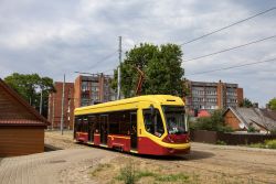 Straßenbahn PK Transportnye sistemy 71-911E City Star Tram Daugavpils Lettland mit Plattenbauten nahe der Haltestelle Stacija am Bahnhof von Daugavpils