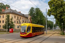 Straßenbahn PK Transportnye sistemy 71-911E City Star Tram Daugavpils Lettland in einer Allee vor der Station Vienibas iela